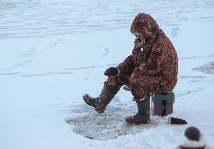 Спасатели эвакуировали 17 рыбаков с дрейфующих льдин в 25 км от Краснодара