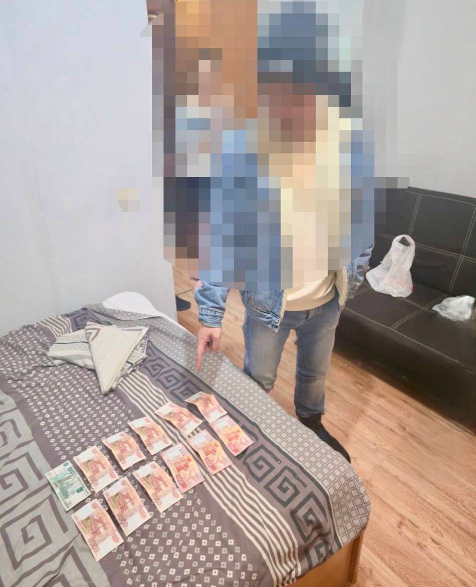 В Сочи личный водитель подростка попытался раскрутить его на деньги