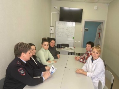 Сотрудники Госавтоинспекции Ейского района совместно с общественниками провели урок безопасности для студентов «Ейского медицинского колледжа»