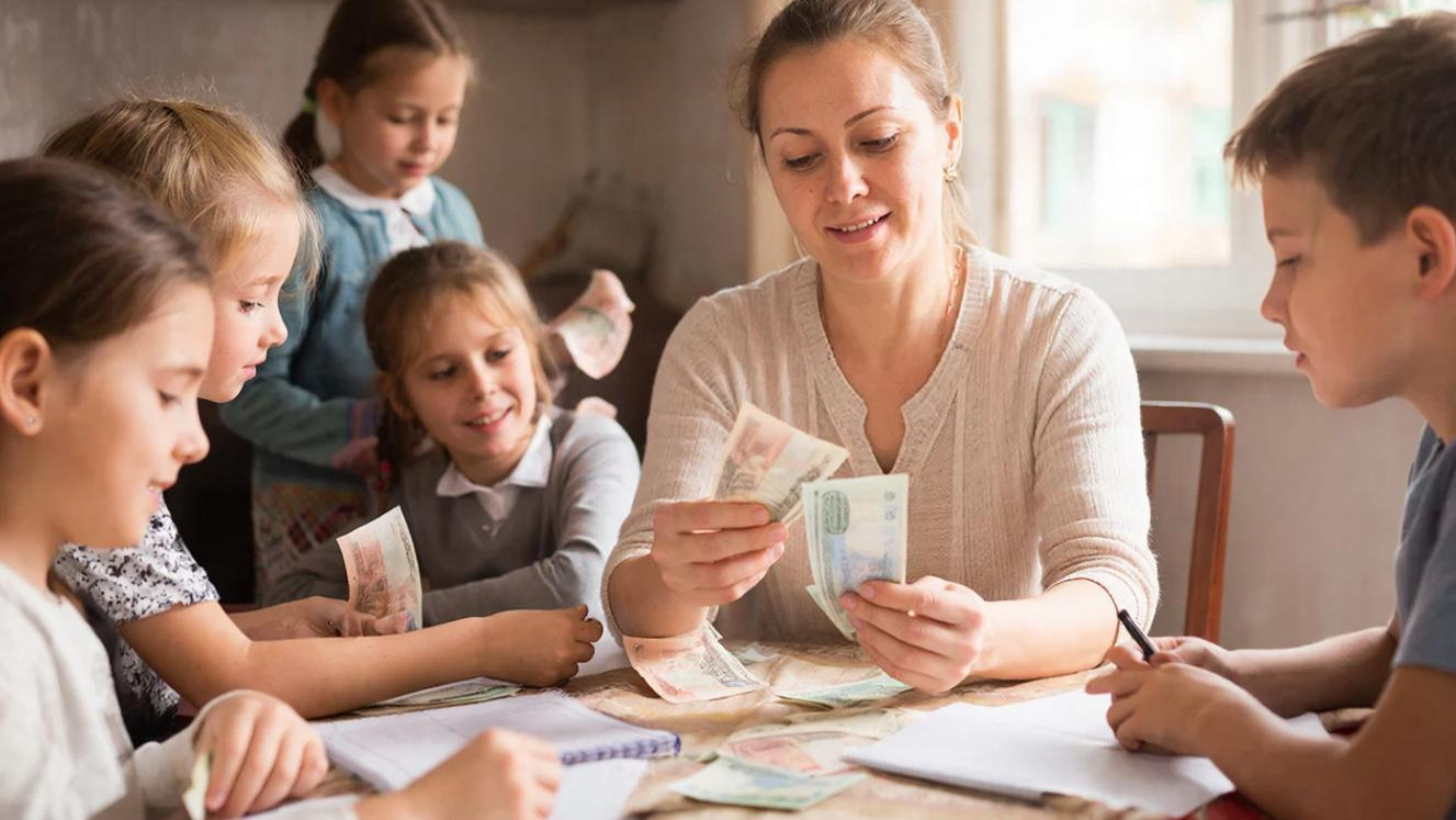 Минтруд России планирует пересмотреть размер пособий по уходу за ребенком