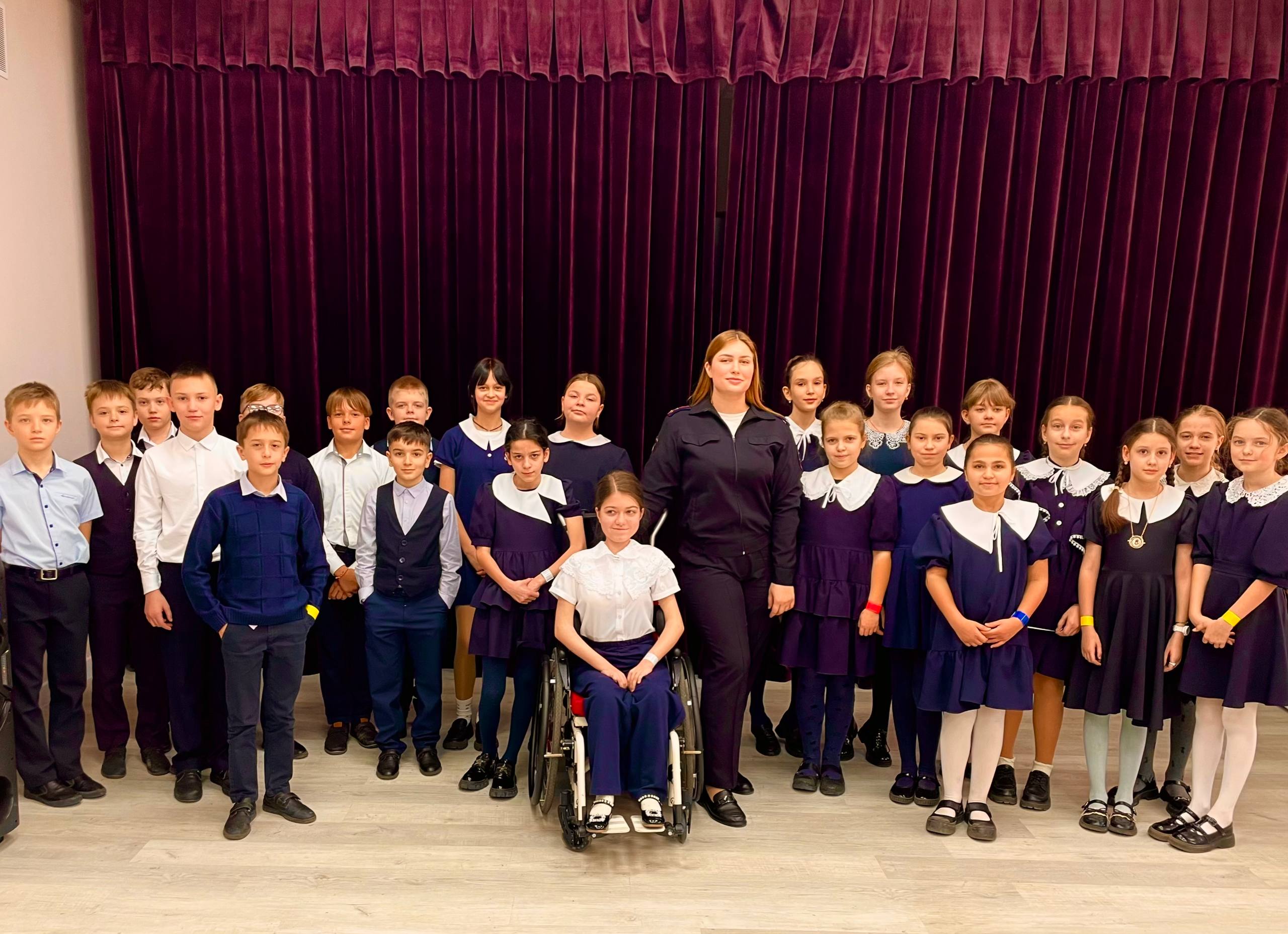 С учащимися начальных классов сотрудники Управления Госавтоинспекции по Краснодарскому краю проводят беседы о важности соблюдения ПДД