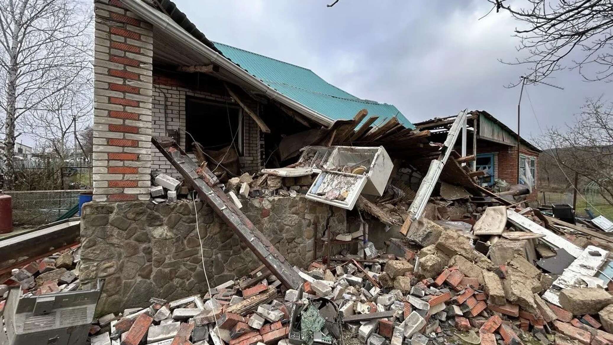 Газ взорвался в частном доме на Кубани - под завалами человек