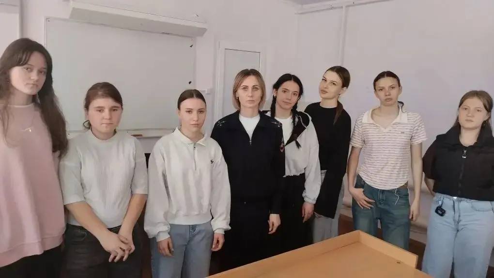 Профилактическую беседу «В дорожной безопасности - начни с себя!», провела инспектор по пропаганде Мостовского района для студентов Мостовского филиала «Лабинского Аграрного техникума»