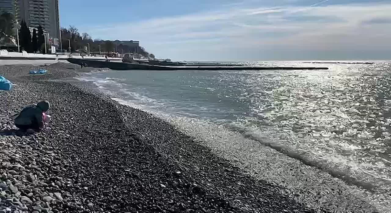 На пляже Маяк вообще всё в порядке, хотя волны и здесь доставали до променада