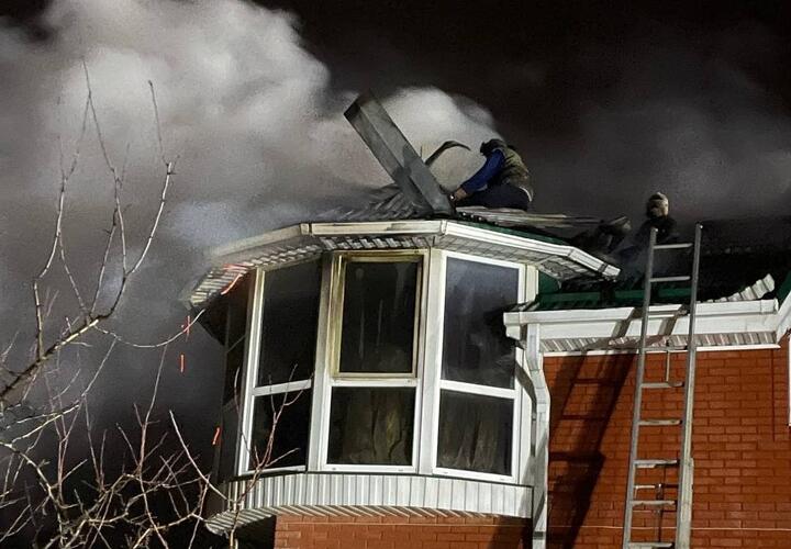 В Сети кубанцы и другие неравнодушные россияне рассказали, что собирают финансовую помощь семье, чей дом в Северском районе Краснодарского края разрушен в результате беспилотной атаки