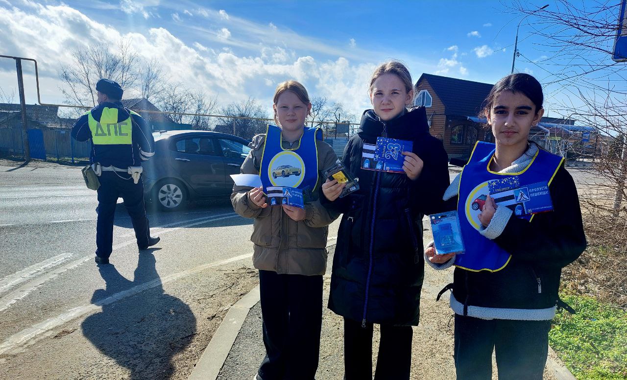 В преддверии Дня защитника Отечества, Госавтоинспекция Тбилисского района и юные инспектора движения школы №3 поздравили водителей с наступающим праздником 23 февраля!