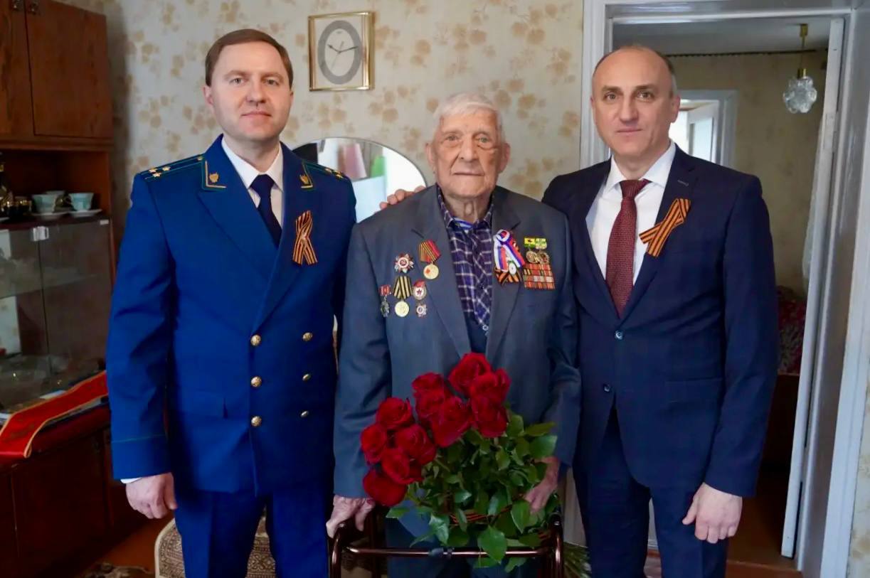 Руководством Тихорецкой межрайонной прокуратуры совместно с главой муниципального образования Тихорецкий район в преддверии Дня защитника Отечества осуществлены выезды к ветерану Великой Отечественной войны и к семьям...