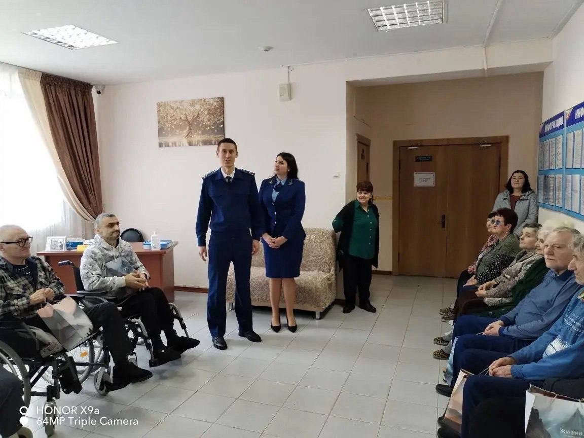 В преддверии Дня защитника Отечества работники прокуратуры Прикубанского административного округа г. Краснодара поздравили постояльцев центра социального обслуживания населения «Екатеринодар»