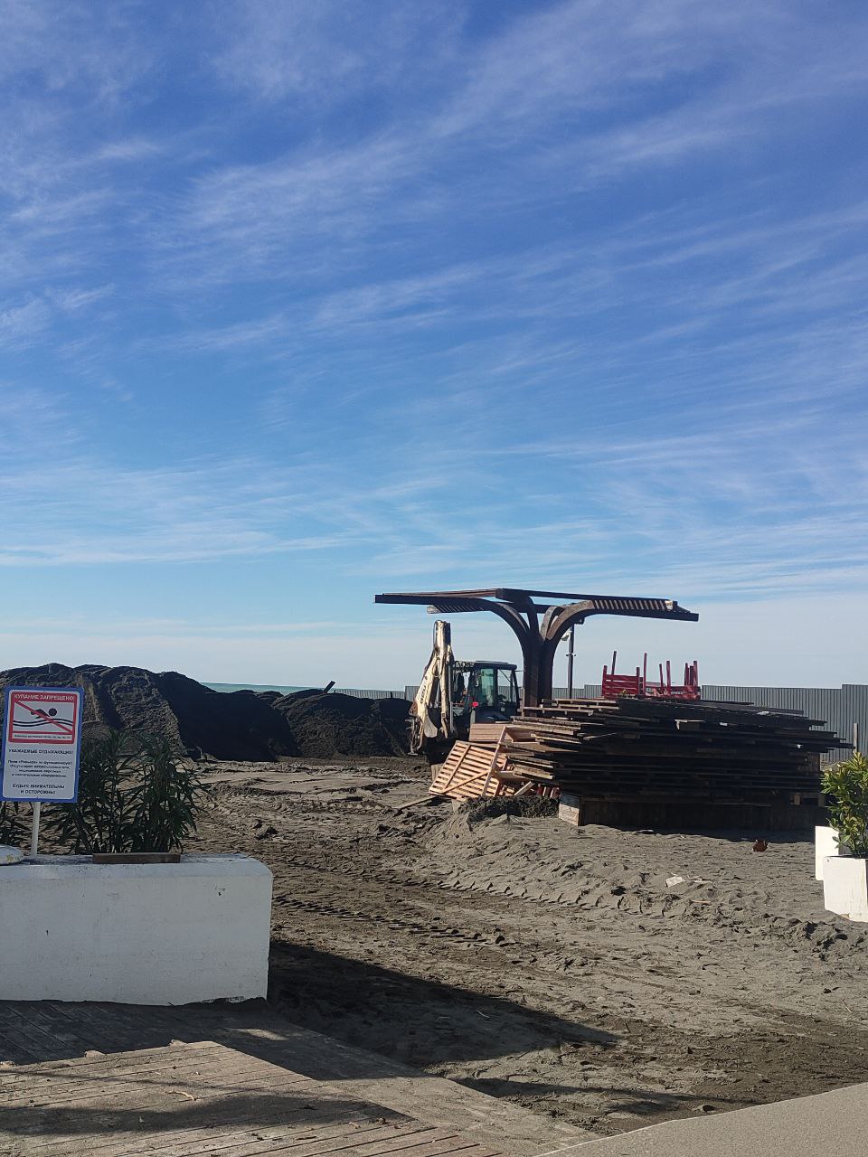 Ривьера прямо сейчас: море знатно «отредактировало» забор, местами разнесло в щепки!