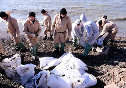Море вернуло старые долги: после шторма на пляжах Анапы и Веселовки снова обнаружили мазут