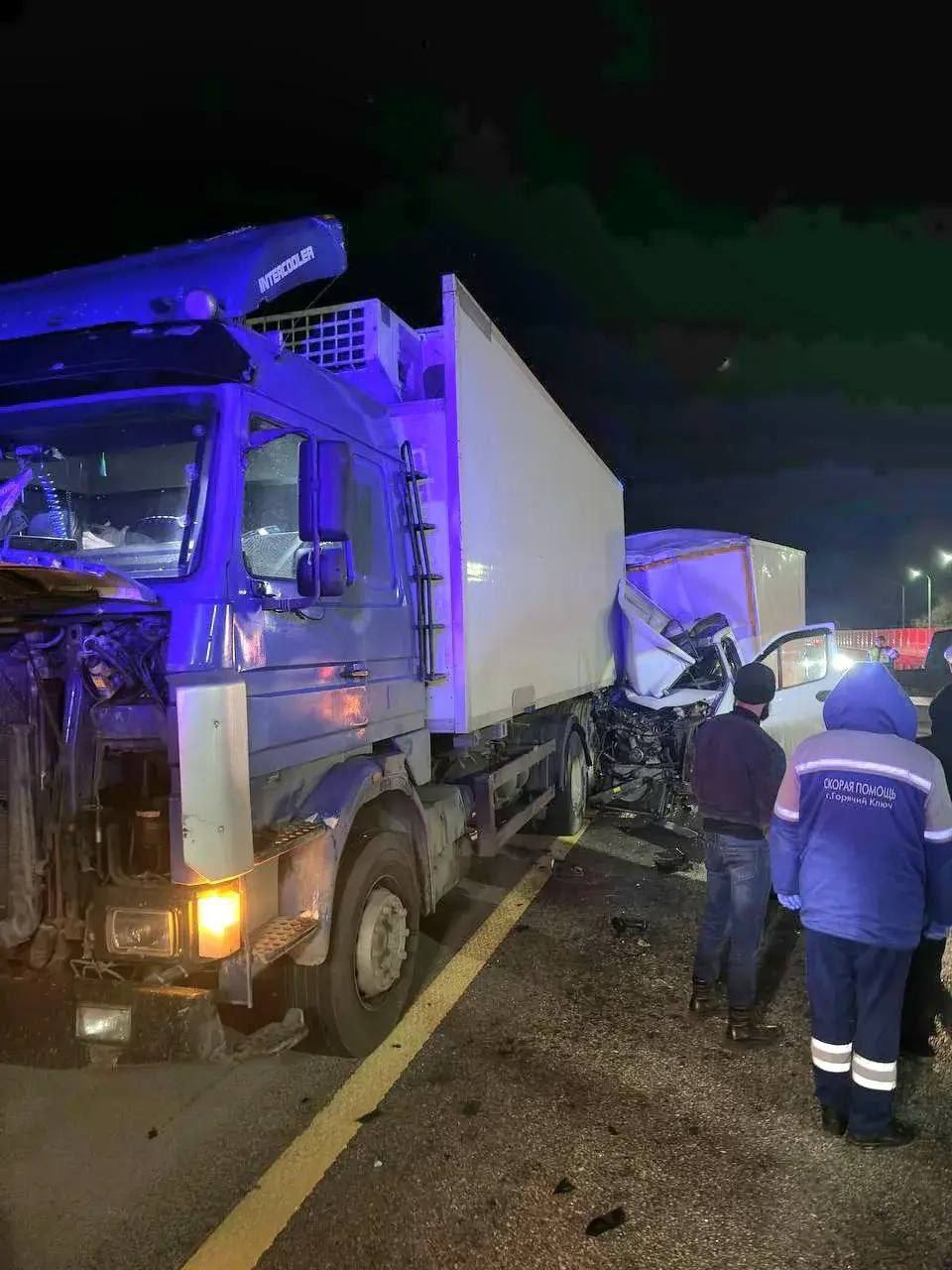 На трассе в Краснодарском крае Газель влетела в грузовик, стоявший на обочине