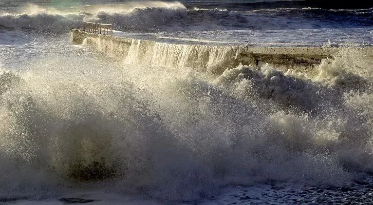 В Сочи ожидается усиление волнения моря