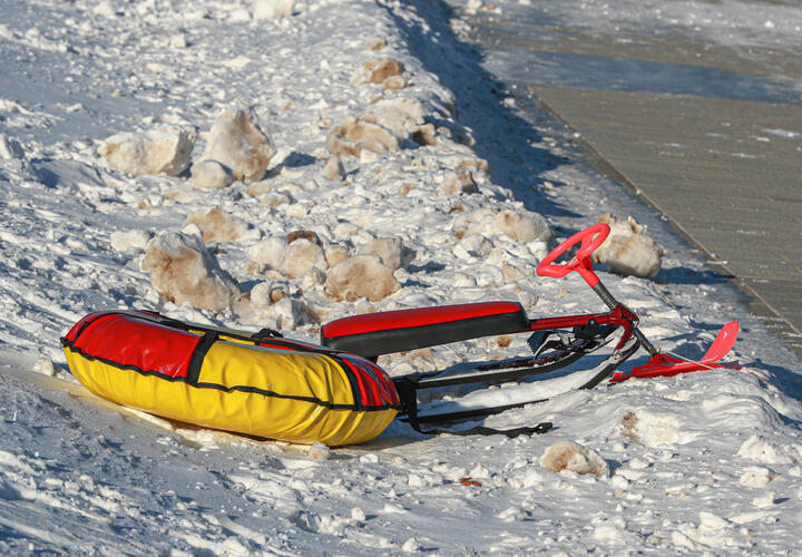 Смертельный заезд: ребенок погиб под колесами автомобиля в российском регионе во время катания на тюбинге
