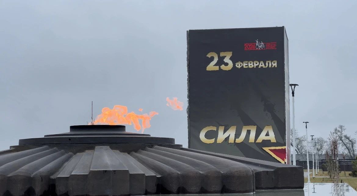 Вениамин Кондратьев возложил цветы к Вечному огню в центре «Патриот»