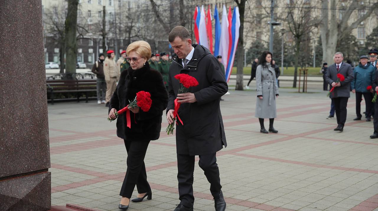 В Краснодаре прошла церемония возложения цветов к бюсту полководца Георгия Константиновича Жукова и к мемориальной арке «Ими гордится Кубань»