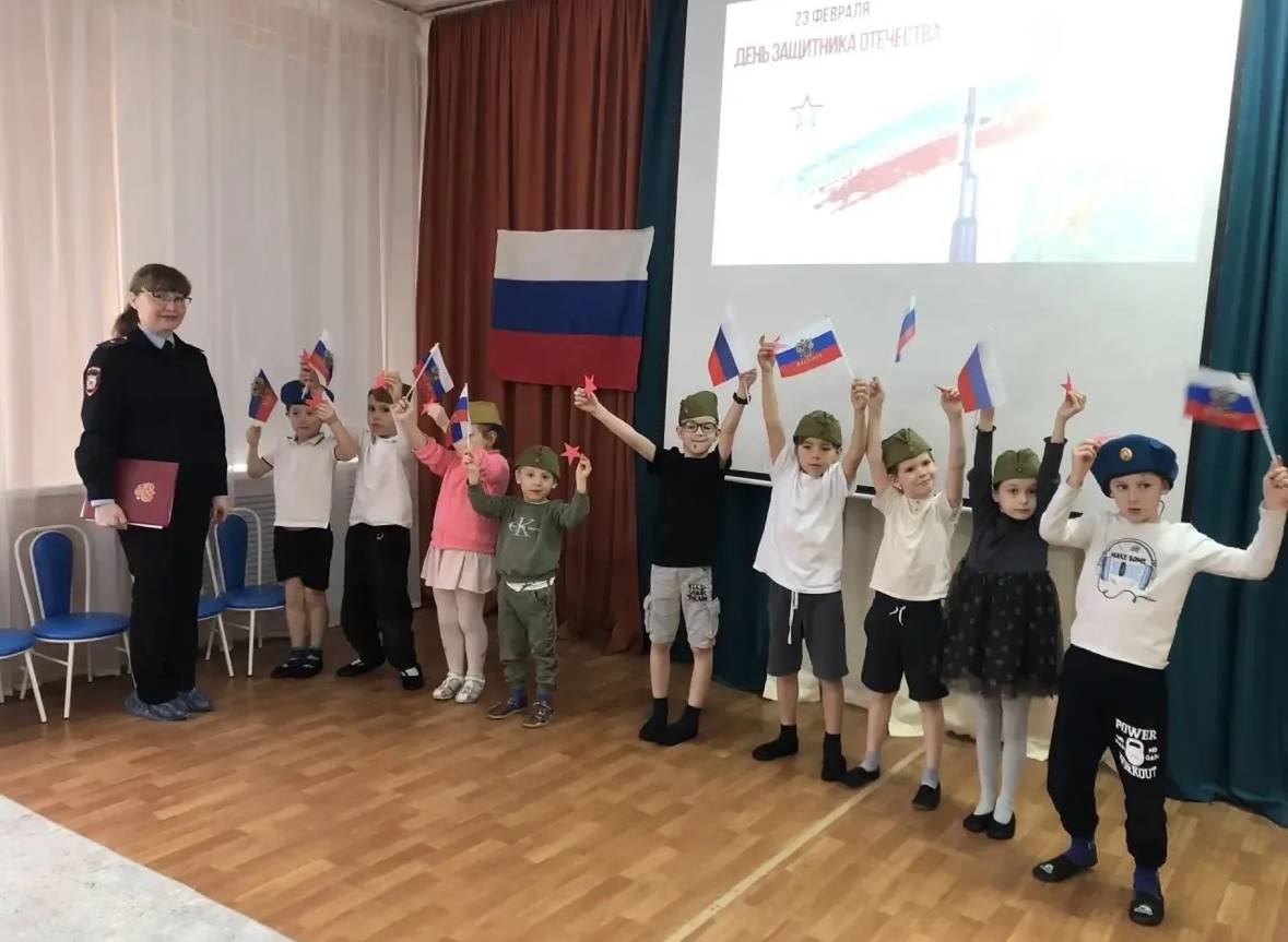 Новороссийские полицейские рассказали дошколятам о защитниках Отечества и провели познавательную викторину