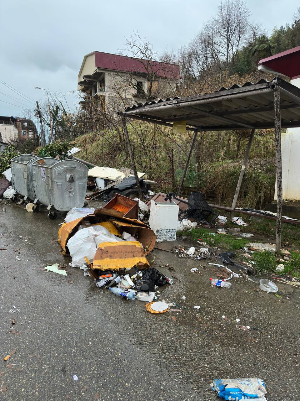 Позор на улице Пионерской, 116 в Сочи! Вот так выглядит автобусная остановка в центре города