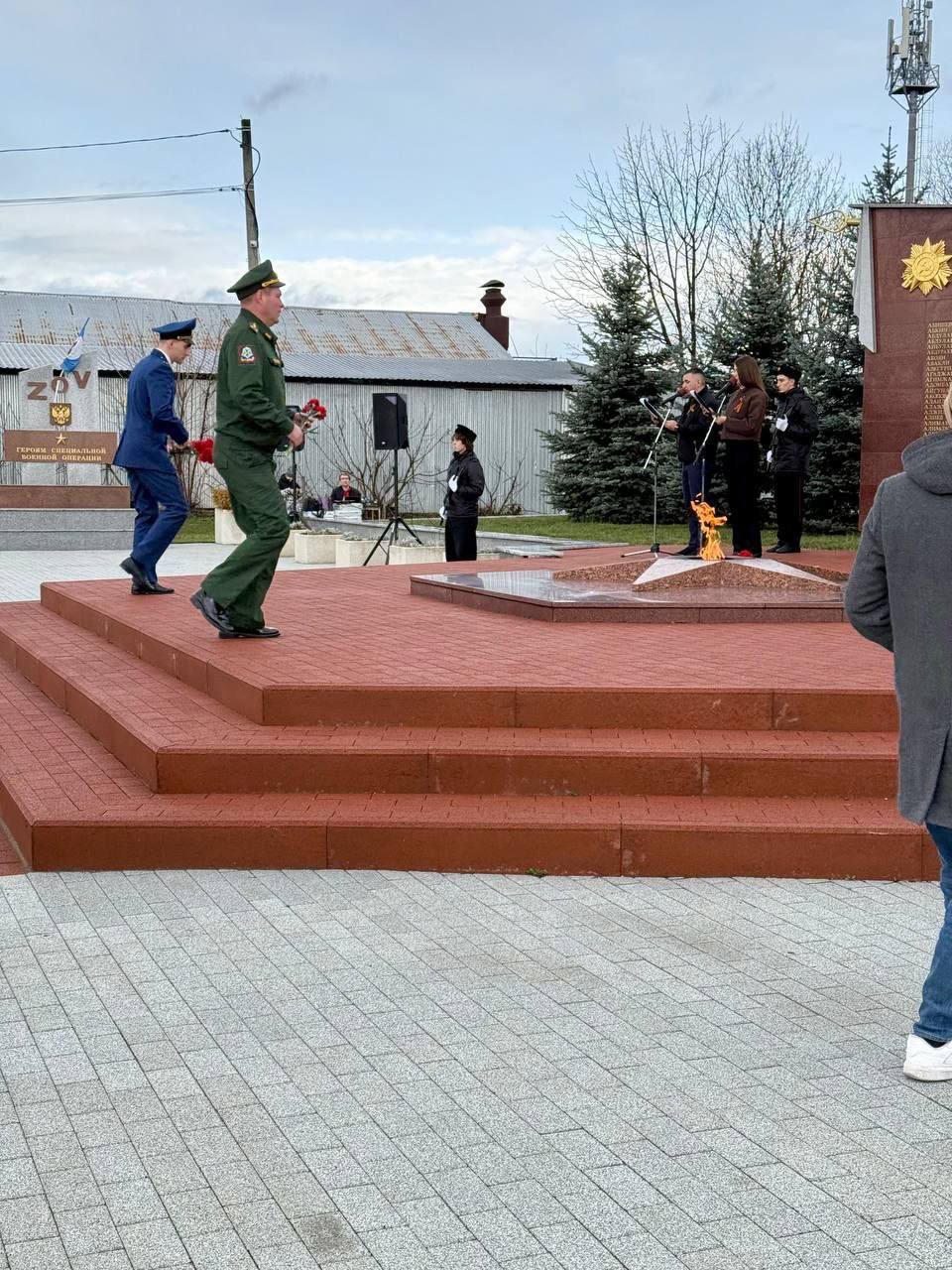 Работниками прокуратуры Апшеронского района возложены цветы к памятнику Защитникам Отечества