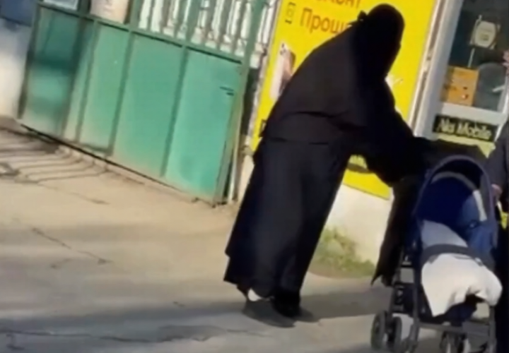 Полицейские обнаружили мертвого ребенка в детской коляске в российском регионе