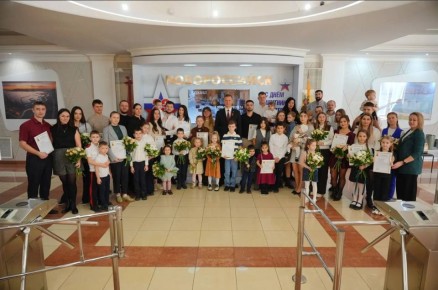 Андрей Кравченко вручил свидетельства на приобретение жилья 17 молодым семьям города-героя Новороссийска