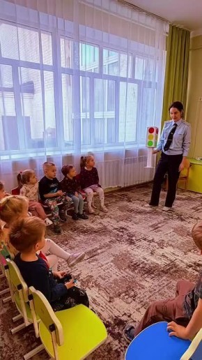 Сотрудники Госавтоинспекции Кавказского района напомнили учащимся школы № 17 и воспитанникам детского сада № 16 Правила дорожного движения