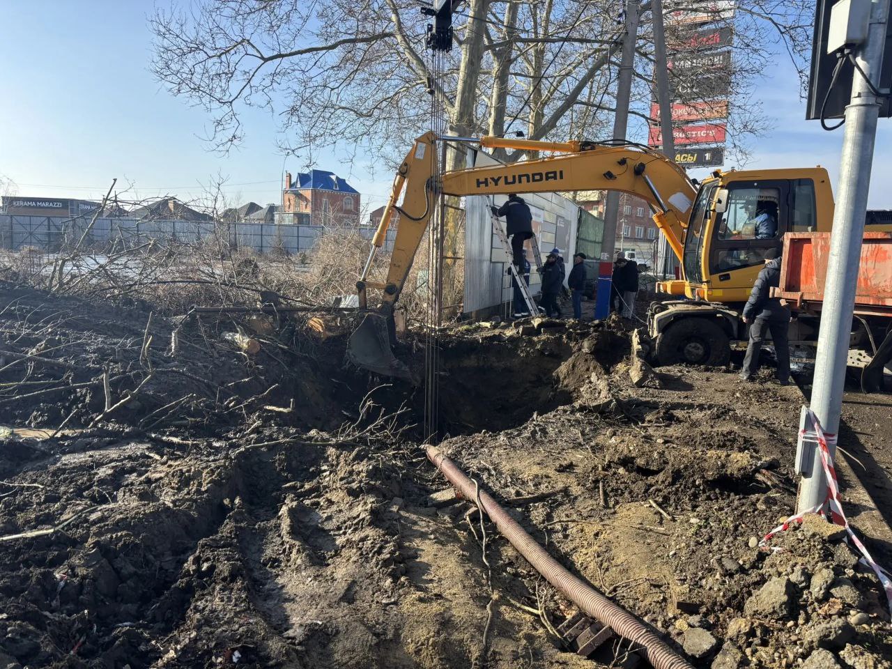 В АРМАВИРЕ ДЛЯ УСТРАНЕНИЯ ПОРЫВА НА ВОДОПРОВОДЕ ВЫРЫТ КОТЛОВАН ПЛОЩАДЬЮ 63 КВ. М