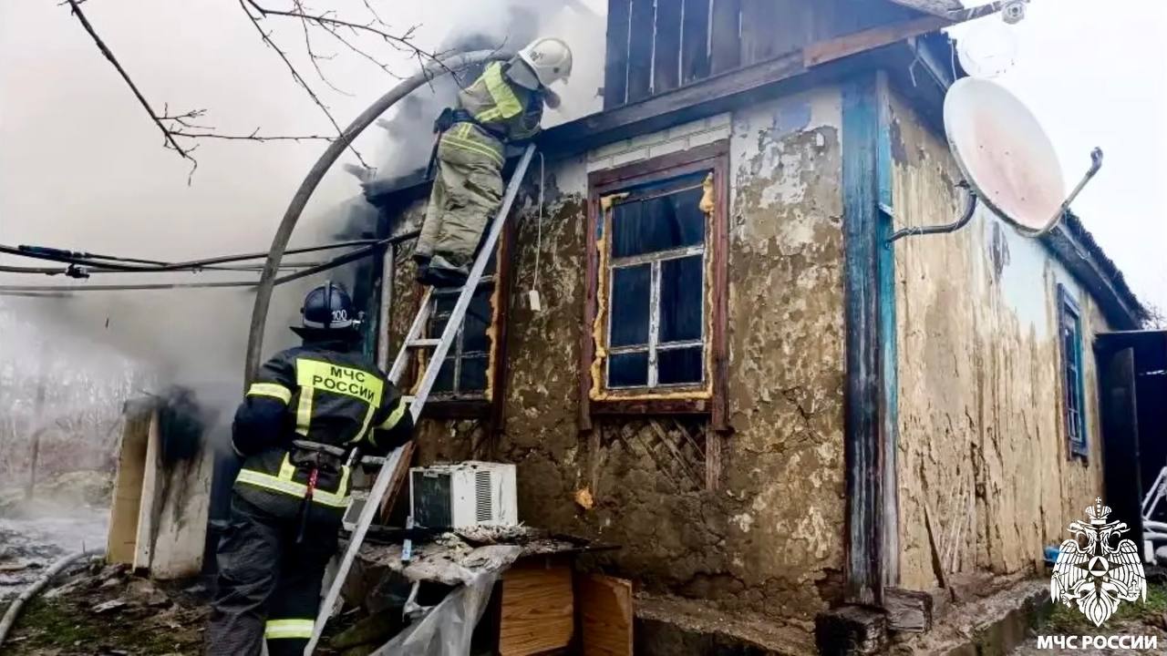 Сотрудники МЧС России ликвидировали пожар в частном доме в станице Ярославской