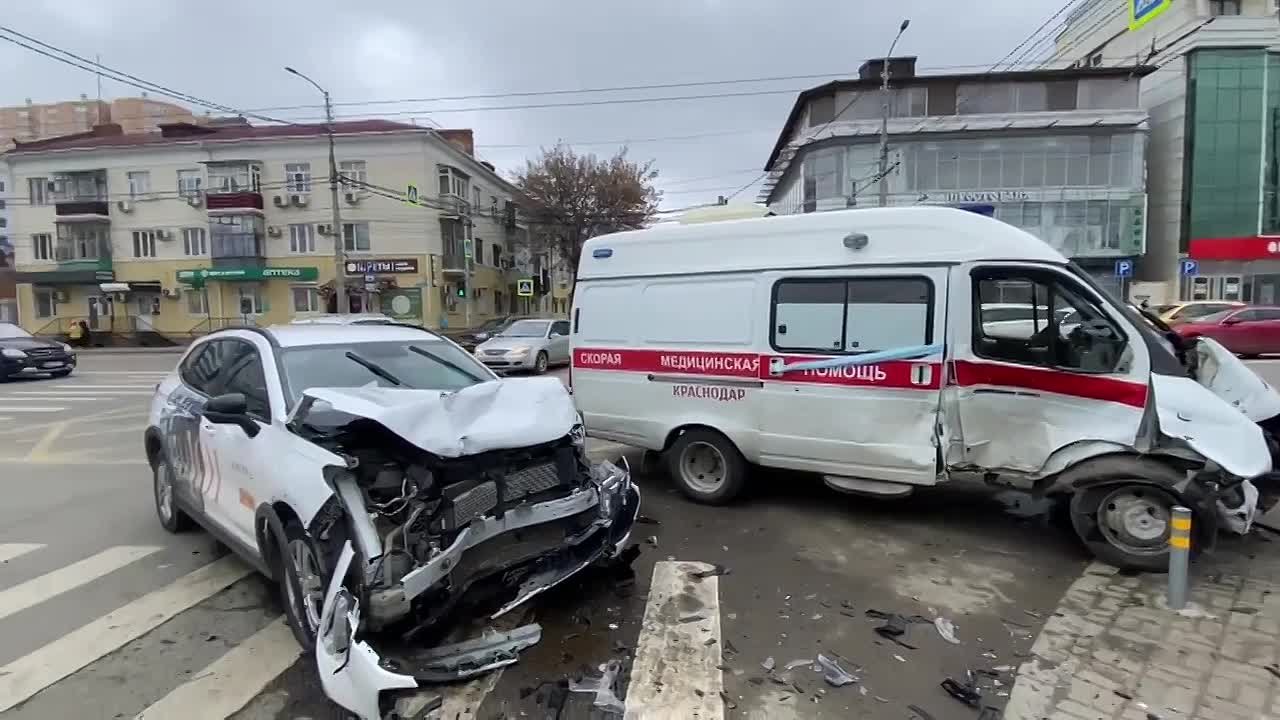 Мужчина на китайском Haval не уступил дорогу скорой помощи и протаранил ее кузовом в Краснодаре