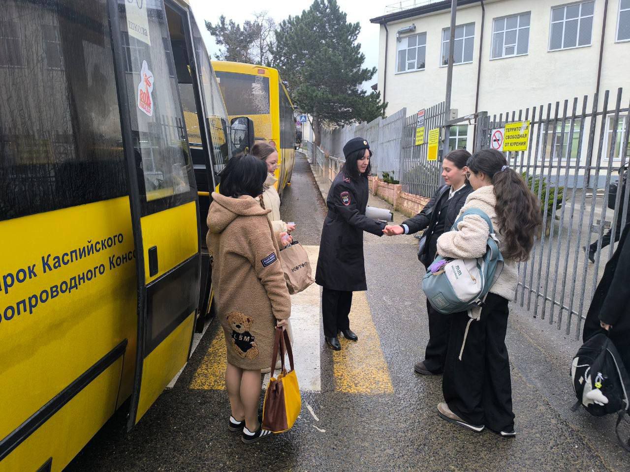 В Новороссийске в рамках «Декады дорожной безопасности детей» сотрудники Госавтоинспекции провели профилактическую акцию