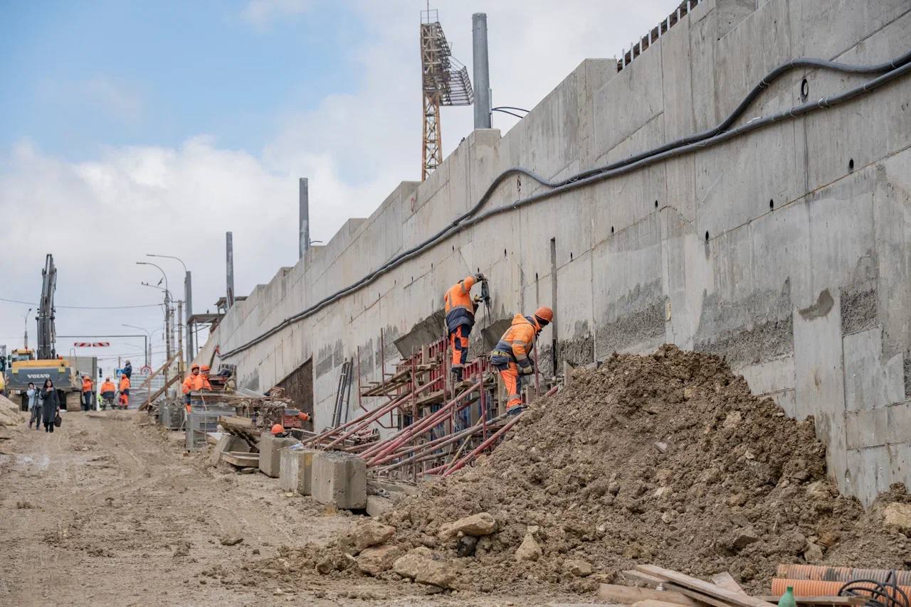 Михаил Развожаев: Продолжаем капремонт подпорных стен на улице Адмирала Октябрьского: тротуары на лестничных сходах готовы на 40%, а весь объект в целом — на 76%