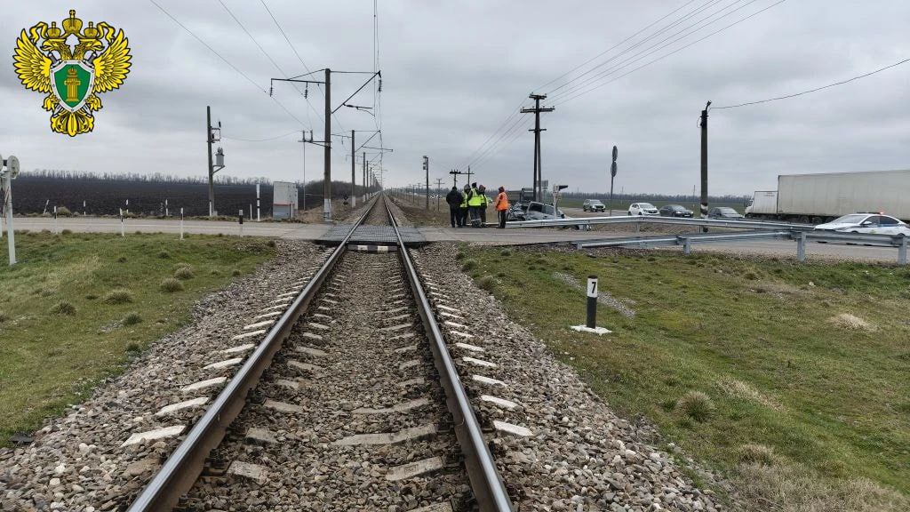 Грузовой поезд протаранил легковушку в Усть-Лабинском районе — пострадавших нет