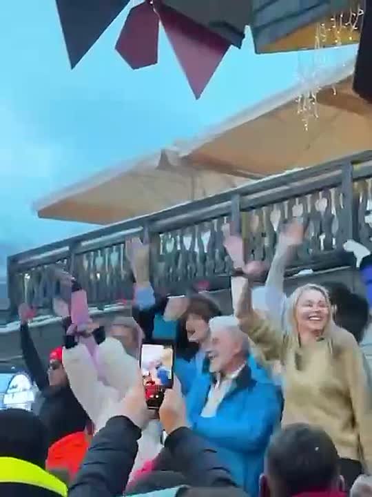 Российский певец Газманов зажигал в танце под хит шведской группы с отдыхающими в Сочи