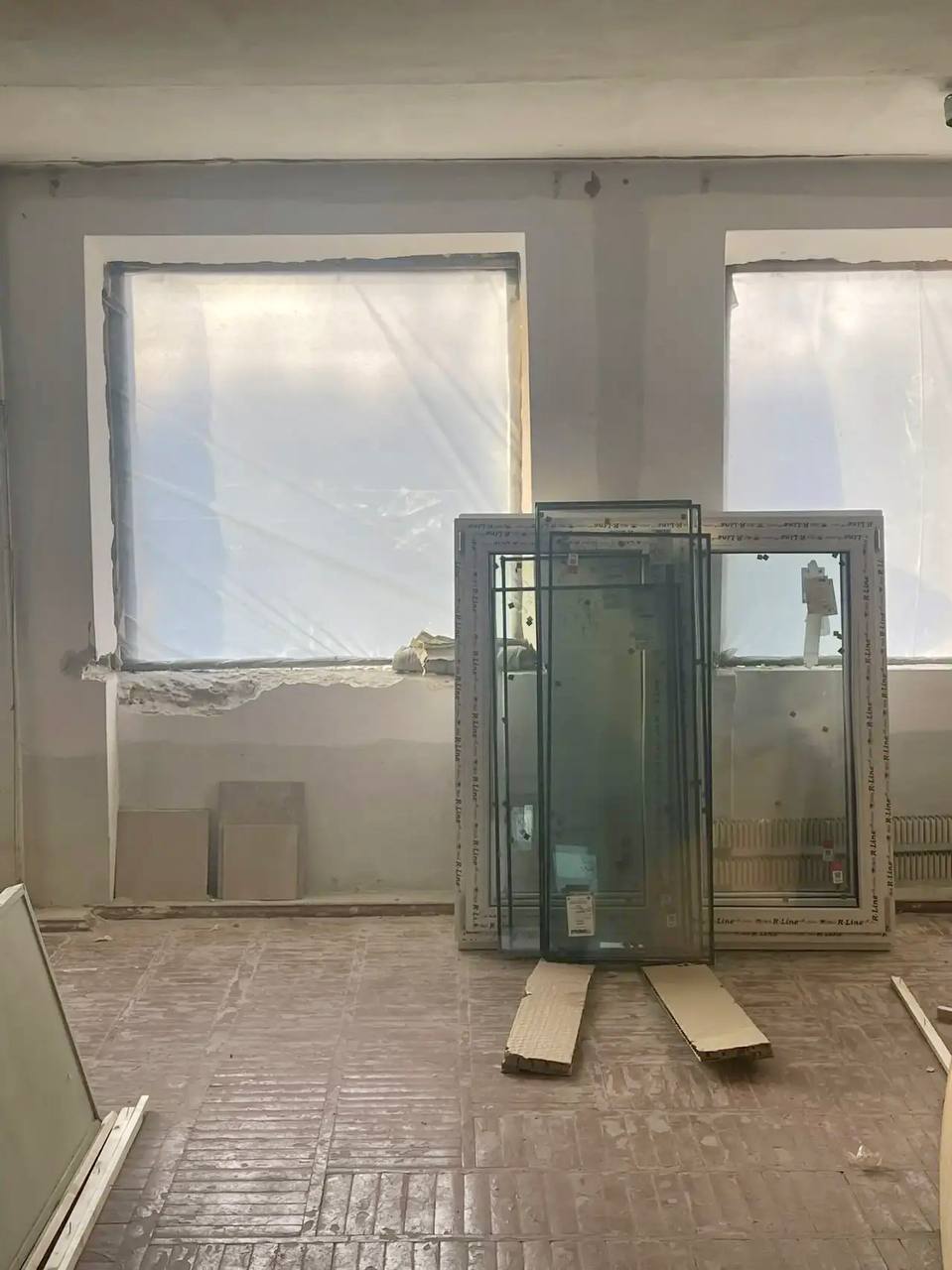 Рабочие приступили к замене окон в домах, пострадавших от падения обломков БПЛА в Краснодаре