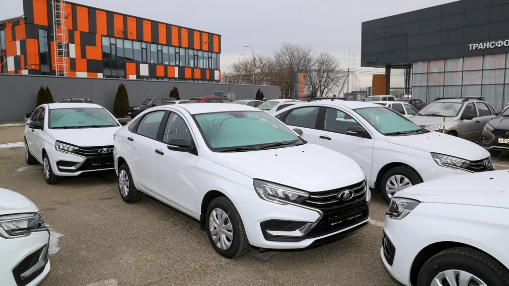 13 инвалидов на Кубани получили новые автомобили