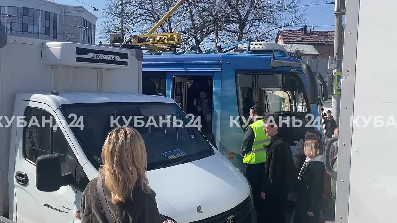 «Арктический» трамвай попал в ДТП из-за криво припаркованной «Газели» в Краснодаре
