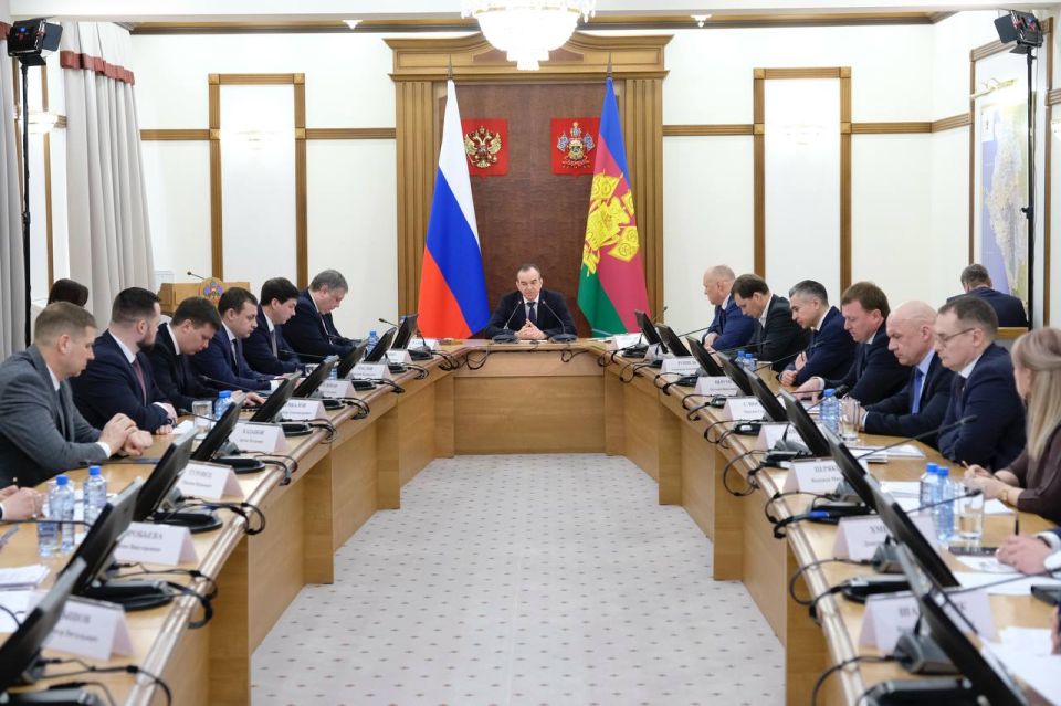 Вениамин Кондратьев: На ежемесячном планерном совещании помимо социально-экономических вопросов детально обсудили организацию школьного питания