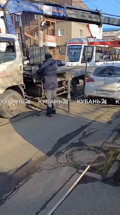 Трамваи встали в Краснодаре из-за легковушки, которая припарковалась прямо на путях