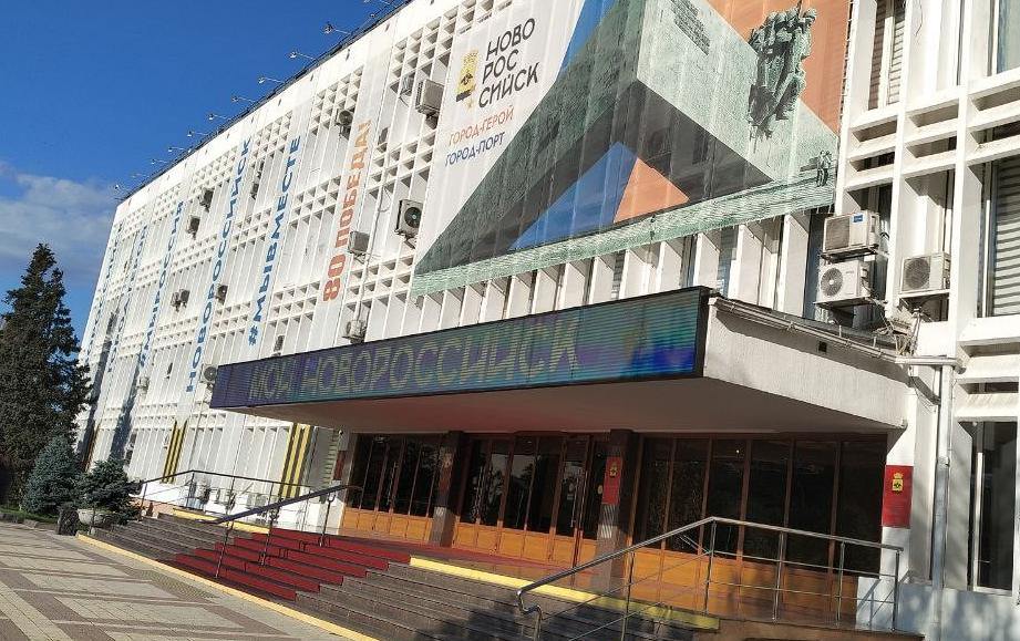 В Новороссийске продолжается тушение возгорания на топливном терминале, возникшее ночью в результате атаки БПЛА