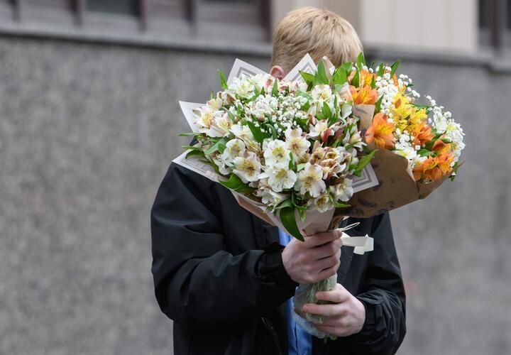 Посчитали всё до тюльпана: экономист назвал ценник на 8 Марта для мужчин