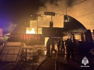 Пламя охватило склады с пластиком ночью в хуторе под Краснодаром
