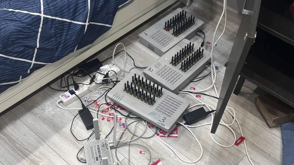 � ������ ������� ������ � ������������� ���������� �� �������������� ���� 11 SIM-������ � 800 ���-����