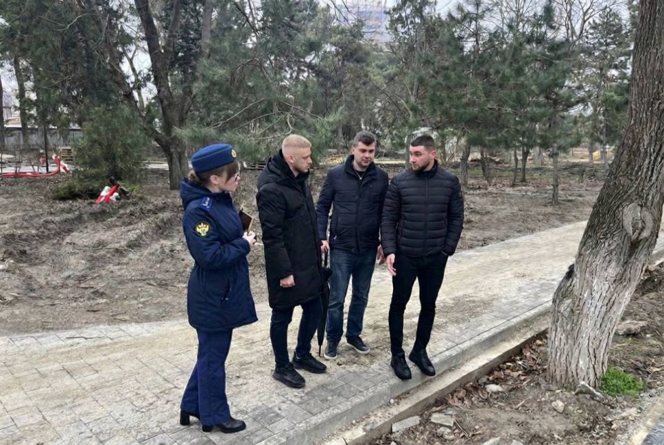 Помощником прокурора Марией Шипицыной с участием представителей администрации муниципалитета и подрядной организации состоялся выезд в благоустраиваемый сквер имени И. В. Гудовича, где в настоящее время реализуется первый...