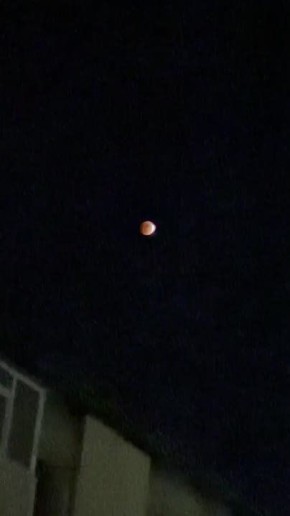 С Камчатки видео Лунного затмения прямо сейчас