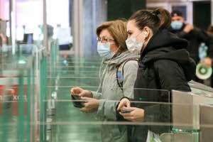 Роспотребнадзор призвал носить маски и избегать людных мест