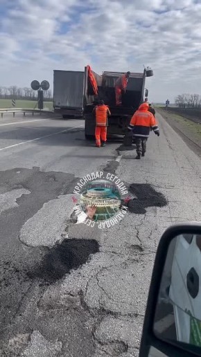 Наш подписчик специально остановился и снял на видео, как в Краснодарском крае укладывают асфальт