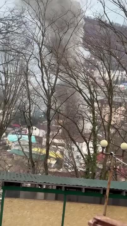 Мощный пожар в Сочи: два дома полыхают в переулке Вертолётный