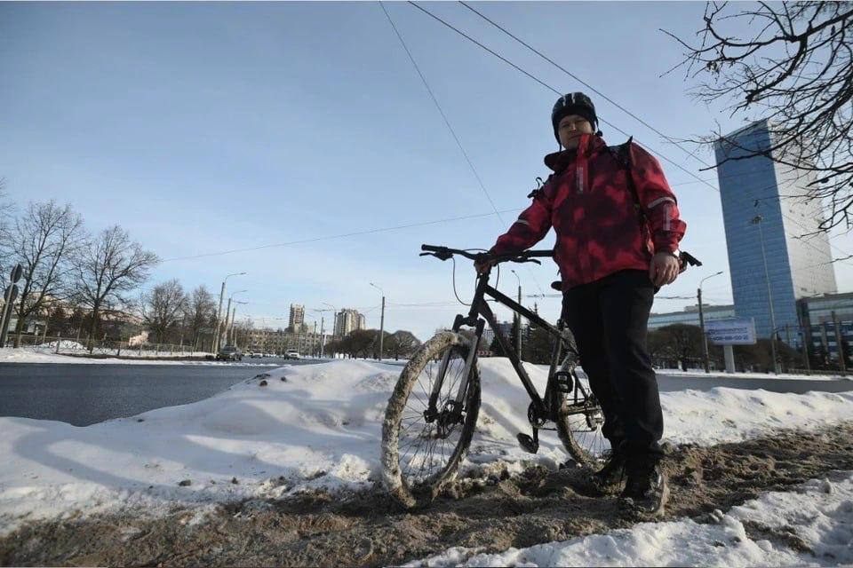Бывший чиновник из Петербурга пересел с кресла на велосипед и стал курьером