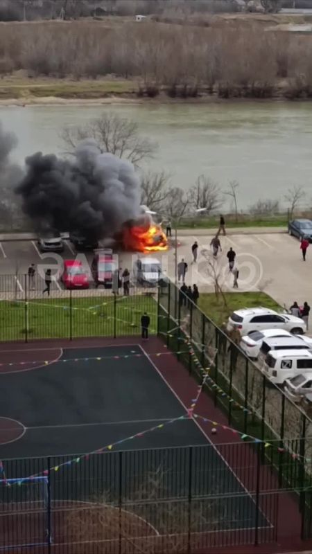 Машина взорвалась в одном из дворов Краснодара