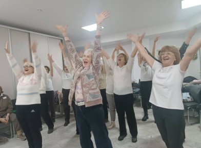 В Новороссийске прошёл мастер-класс по йоге смеха в рамках проекта «Жизнелюбы 60+»