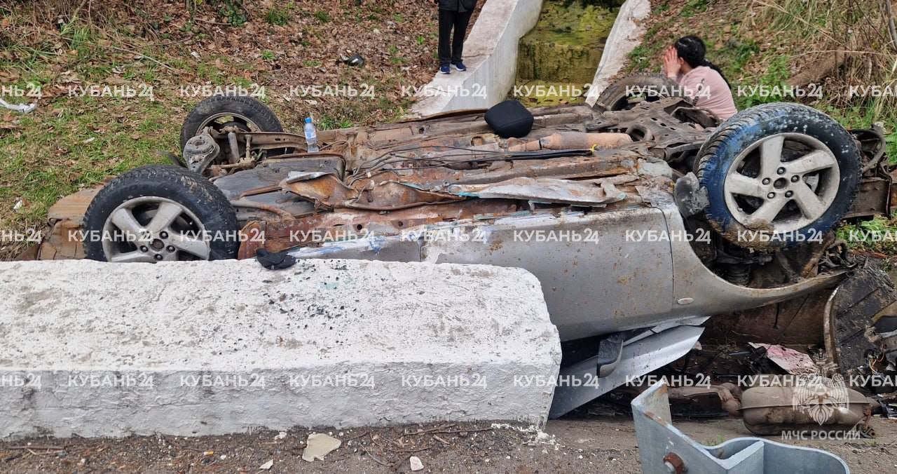 Mazda рухнула крышей вниз в ливневку в Сочи, водитель оказался заперт до приезда спасателей